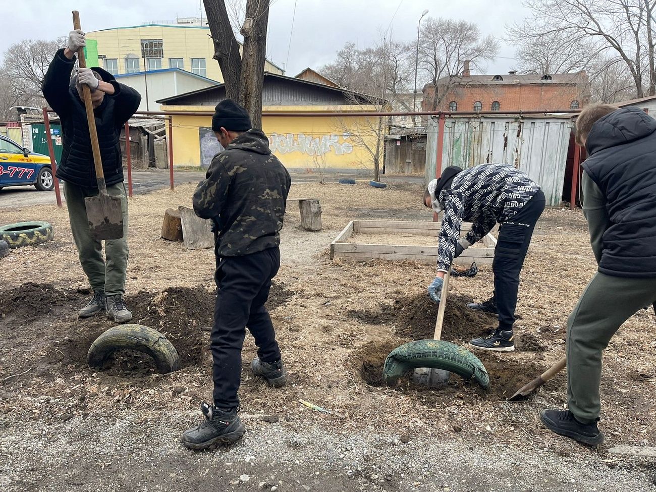 Члены Молодежного совета при Думе УГО убрали старые шины во дворе жилого  дома